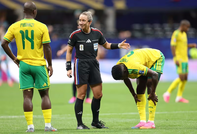 La árbitra estadounidense, Tori Penso, conversa con Mbekezeli Mbokazi, de Sudáfrica en el partido ante República Checa